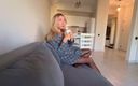 Wiss Kris: Pizdă goală în ciorapi Secretară la birou pentru prânz muie și futai