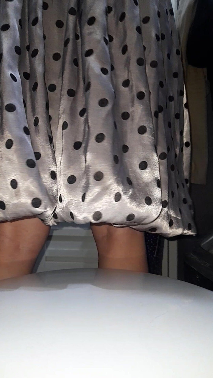 Naomisinka: Crossdresser mrdka na sobě saténové hedvábné polkadot šaty s hedvábnou podšívkou