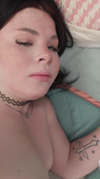 Vedere la persoana 1 cu Lola Valentine: După un interviu rapid, ea suge pula adânc, apoi este futut în fiecare poziție hardcore.