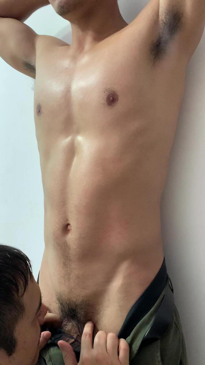 Bare skin man: Lângă perete