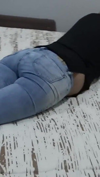 Je baisse mon jean pour montrer mon cul à mon beau-fils et me faire sodomiser, j’adore son sperme à l’intérieur