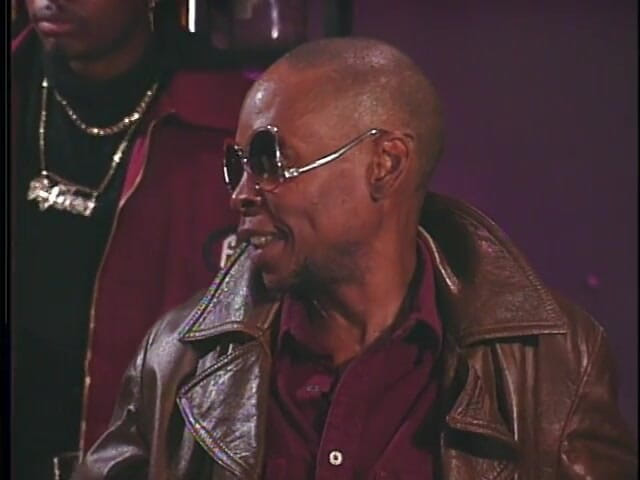 Cumming Soon: MILF blonde dikongkek oleh bongkok muda di katil