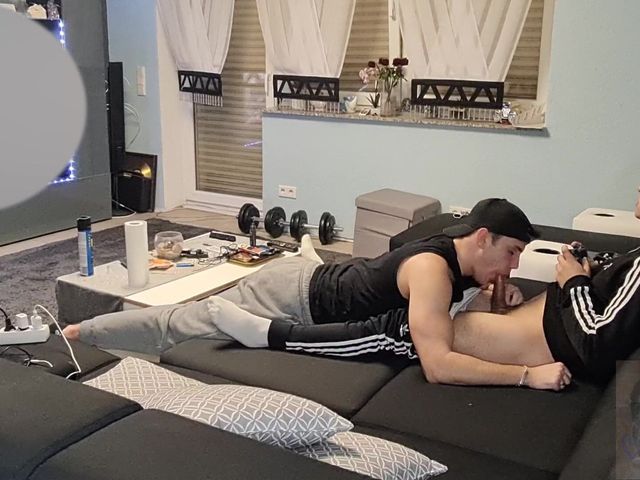 Pavel Gives Me a Blowjob While I´m Playing Games (Boyzxy)