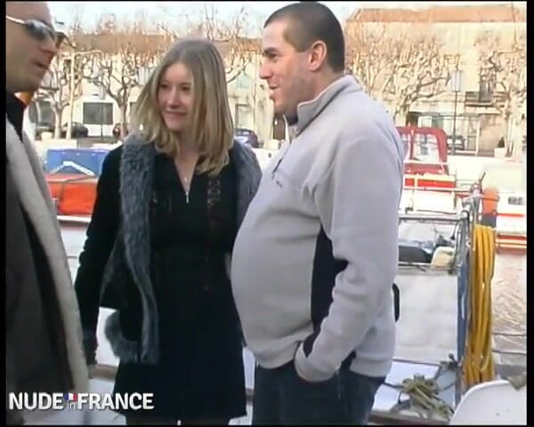 La France a Poil: Young Flo इतनी सुंदर है कि उसका पति उसे अच्छी गांड चुदाई के लिए उधार देगा