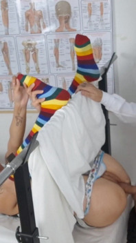 Chica por primera vez en el ginecólogo.