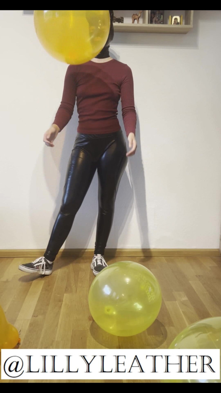 LillyLeather: Fata Looner iese în 4 baloane în ținută drăguță și mască de latex Kitty
