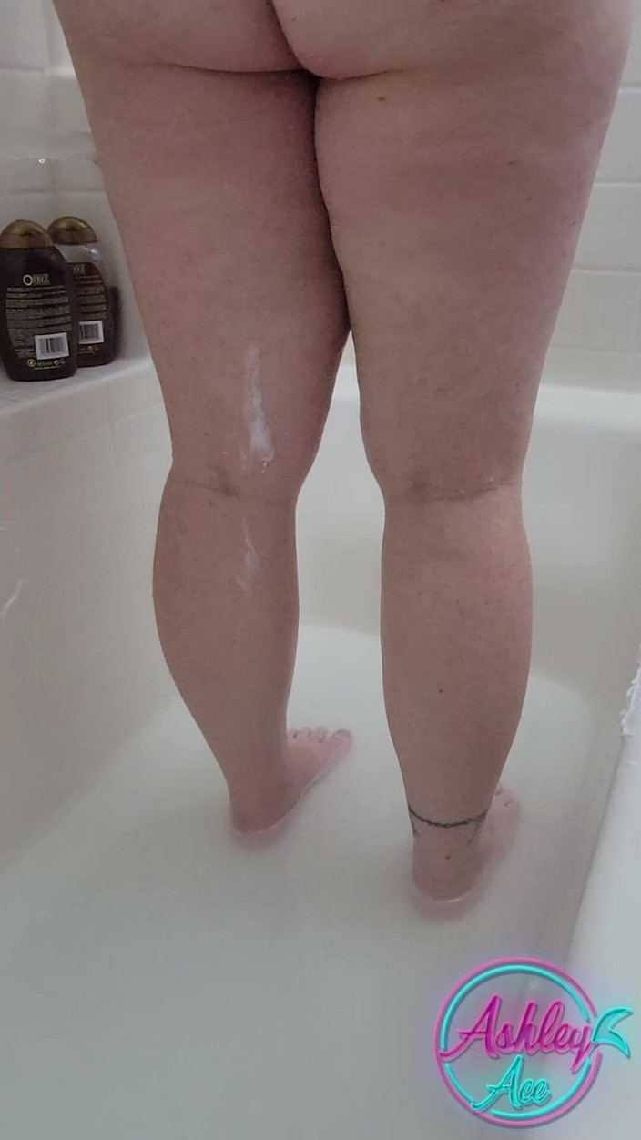 AshleyAce69: Ashley ace刮她的腿 - 无毛 2023 年 11 月