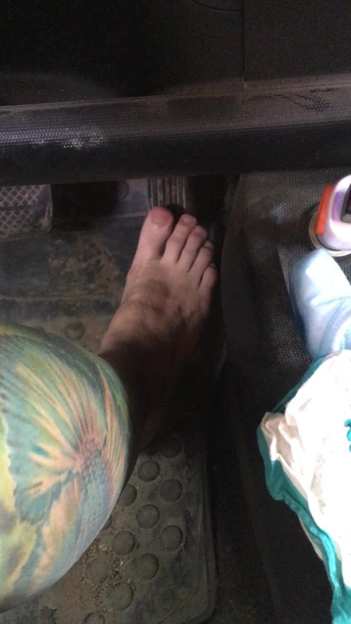 Risky Hairy Couple: Jag trycker på gasen och bromspedalerna i bilen