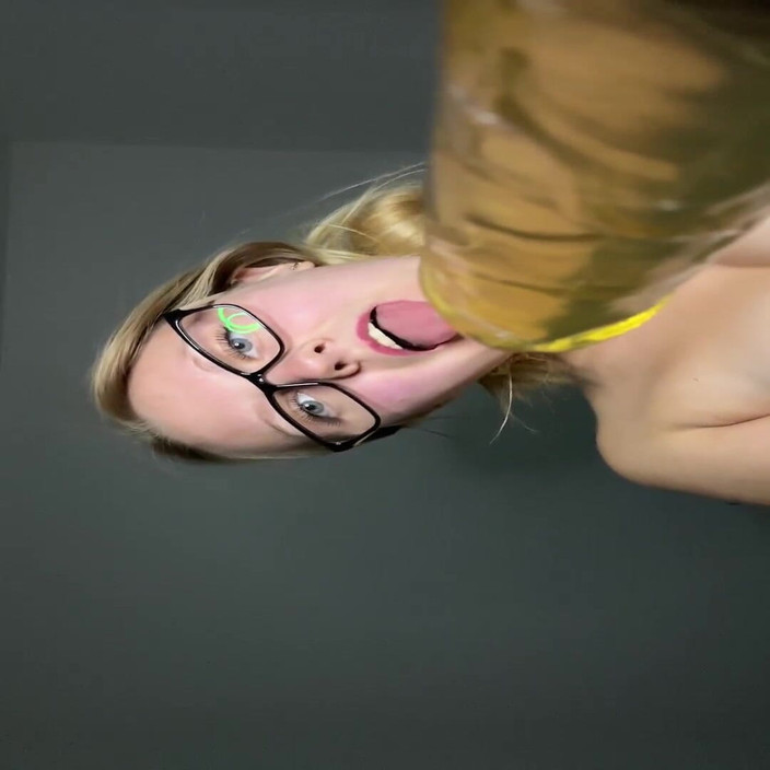 Miley Grey: Uma loira sexy usando óculos orgasmos sobre a câmera