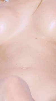 Hete blonde Henessy bikini striptease op het strand