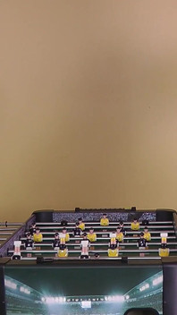 Ett Strip Foosball-spel lovar en smisk behandling i slutet