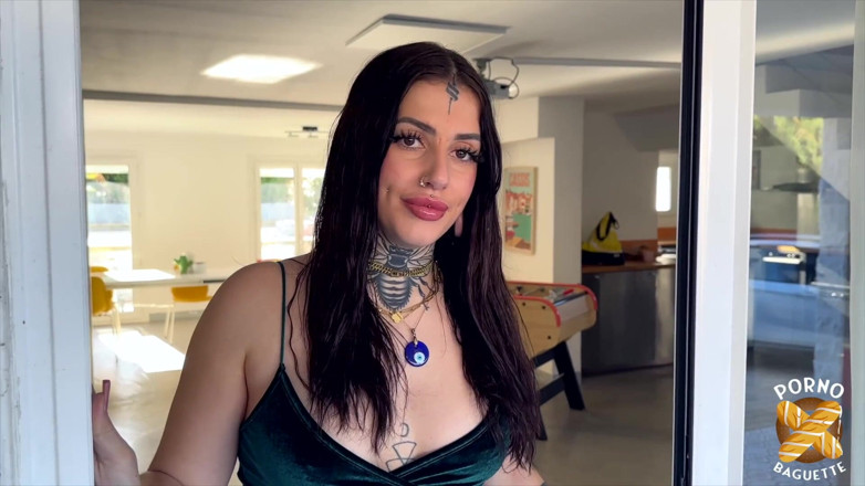 Porno Baguette: Laeticia, the Gorgeous Brunette Loves Taking the Lead