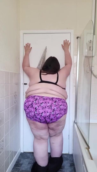 SSBBWLadyBrads: हॉट लड़की गर्मियों में अभी भी यहाँ है