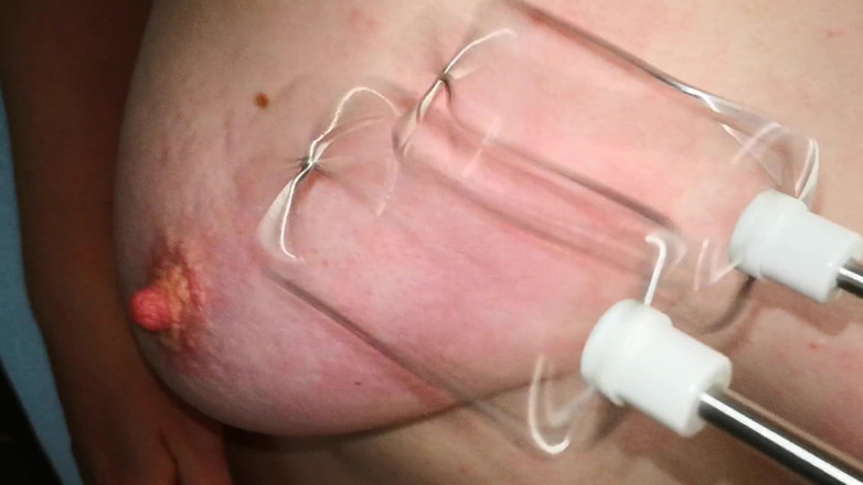 Bouncy Tits Action: Mescolando tette con mixer elettrico