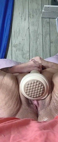 Làm tình với miếng bí ngô của cô ấy và xuất tinh từ âm hộ của cô ấy