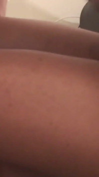 Siyah kadın amını ovuyor ve sert beyaz bir yarakla sikiliyor