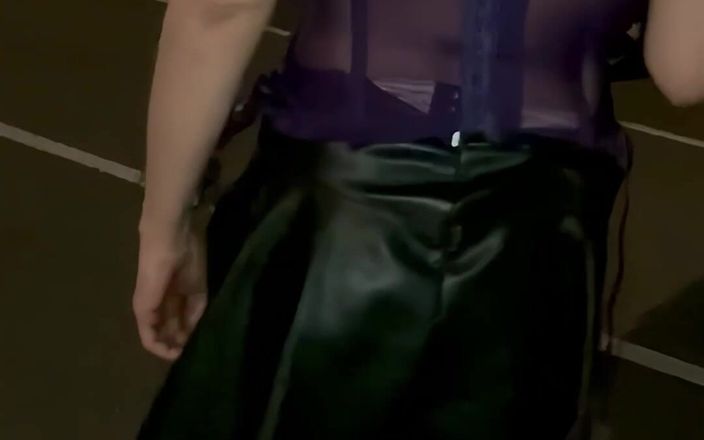 Lady Oups: Tiada seluar dalam dalam skirt mini di tempat awam