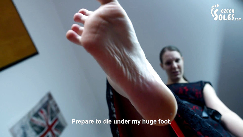 Czech Soles - foot fetish content: Kaki menghancurkan pepijat kecil yang menjengkelkan ini - awak!
