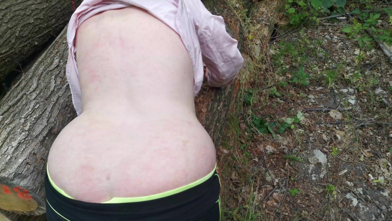 Bouncy Tits Action: Peitsche meinen rücken und meinen arsch im freien in bluse