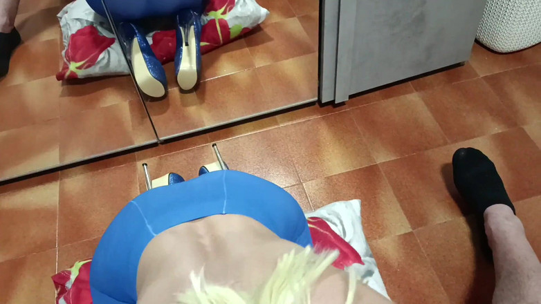 LauraOnHeels: 23 хвилини, як MILF смокче член і кінчає їй у рот