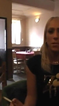 Une blonde sexy et transgressive se fait baiser par un mec dans les toilettes du club