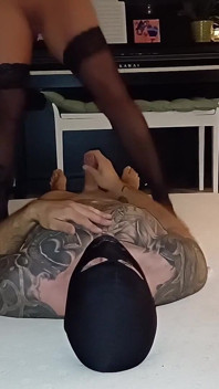 Orta yaşlı seksi kadın orgazmlarına biniyor