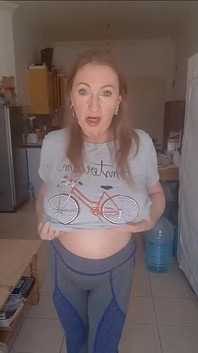 Buen baile de puntas ... finalmente bailando desnudo ... Echa un vistazo a cómo bailando mis grandes tetas ...