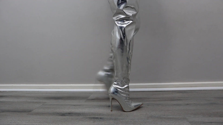 Kinky Lyrical: Stiefel: Modellieren verschiedener Stiefelpaare