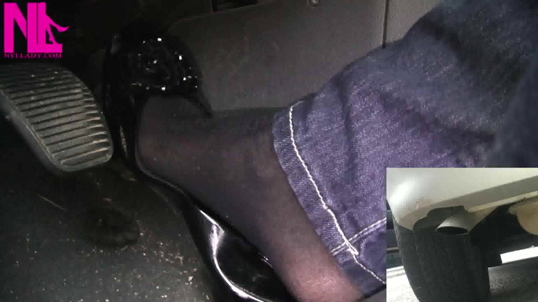 Nyllady: Revving mit abgasschuß in schwarzen ballettwohnungen