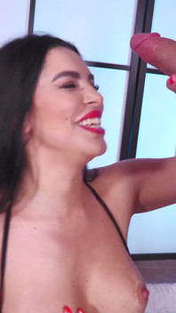 Eva Nexus masturba ele de Xanders Dick até ela receber uma gozada quente!
