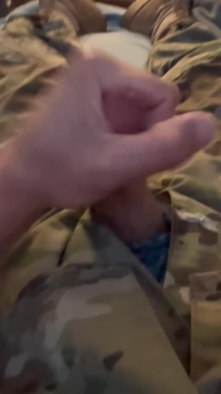 Gay Soldier Stuff: Honění na stole mé Sarge - natáčení dávek mrdky v mé...