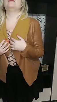 Fată cu forme în piele și netty lenjerie