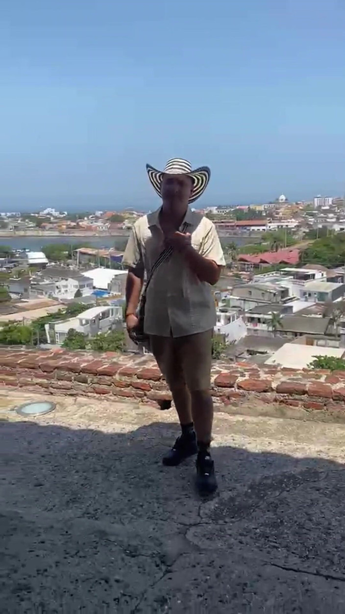 Mr Feet Colombia: Caminando Por El Castillo Decartagena Y Me Quito Lo Zapatos...