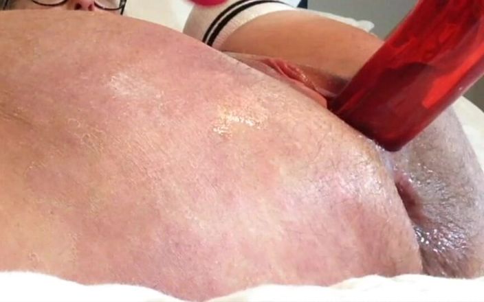 Squirting Senior: Spettacolo del primo piano con un grande dildo con scopata...