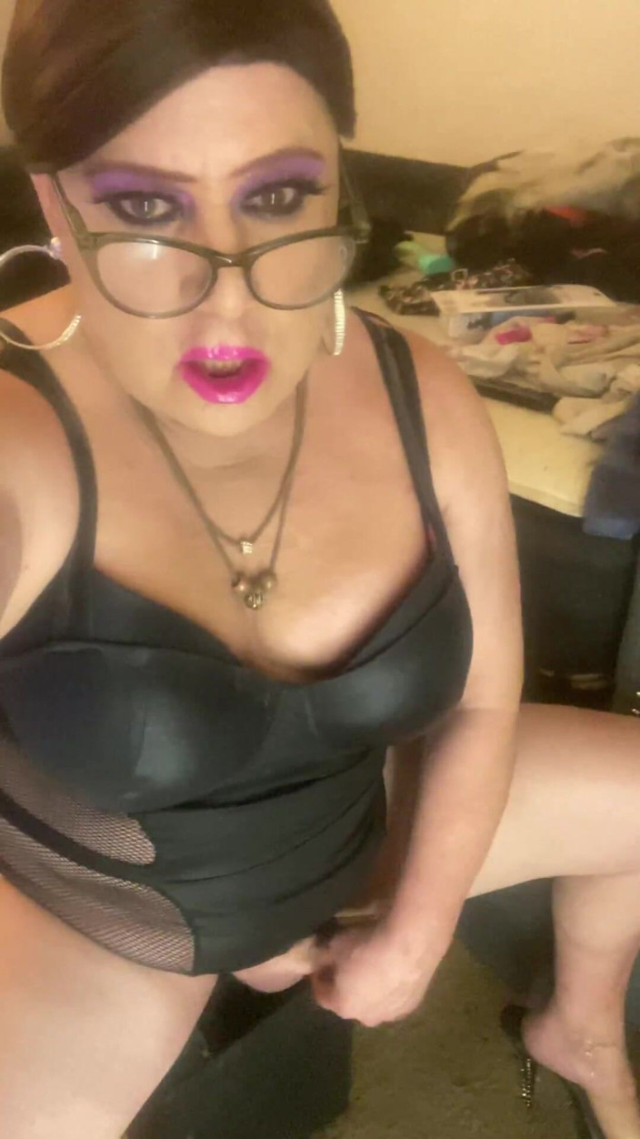 Krissy Sweets: CD Krissy Sweets trong đôi giày cao gót gợi cảm của...