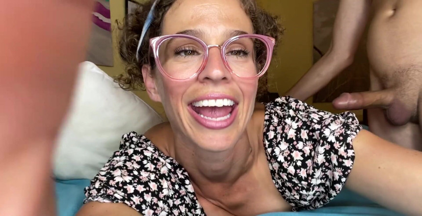 VibeWithMommy: Anaal en poesje spelen slordige pijpbeurt en spugen! Heres nog...