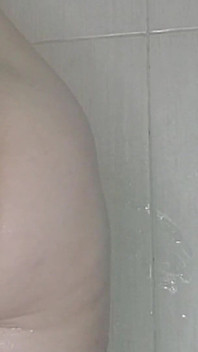 Tante seksi ini lagi asik muasin memeknya pakai dildo di kamar mandi