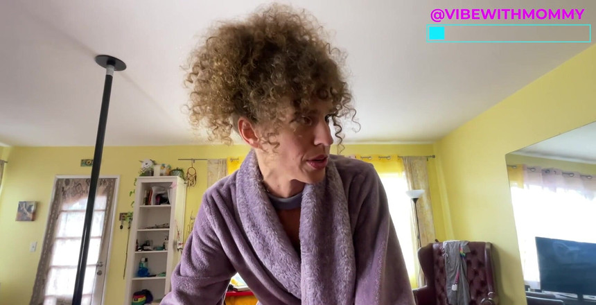 VibeWithMommy: 怒った継母がストラップオンで罰する