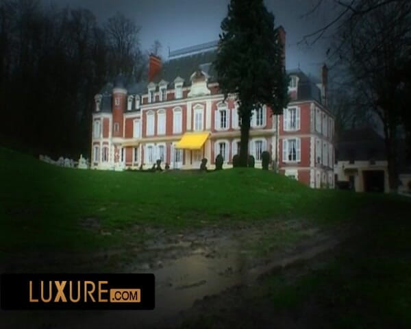 Luxure: Orgie cu 3 gagici într-un castel cu schimb de parteneri