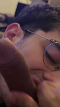 Sucer Mes Couilles Pendant Que Je Me Masturbe Et Que Je Joue Aux Jeux Vidéo
