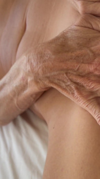 Xuất Tinh Chỉ Với Một Ngón Tay Từ Âm Hộ Của Cô Ấy Đến Đít.