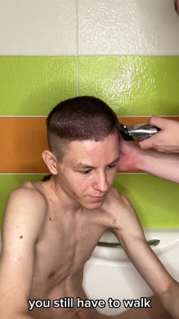 Alex coupe les cheveux d’Evgény à poil dans la baignoire !