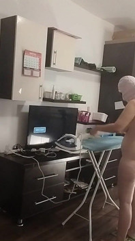 Si rambut coklat seksi melakukan Chores Bogel Di Sekitar Rumah