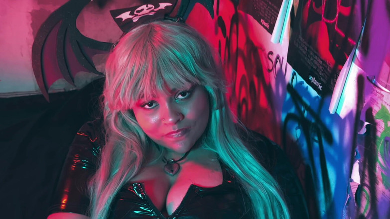 Cutiepiie Chubby: Morrigan &amp; de stof - latex, pantyvulling en voet