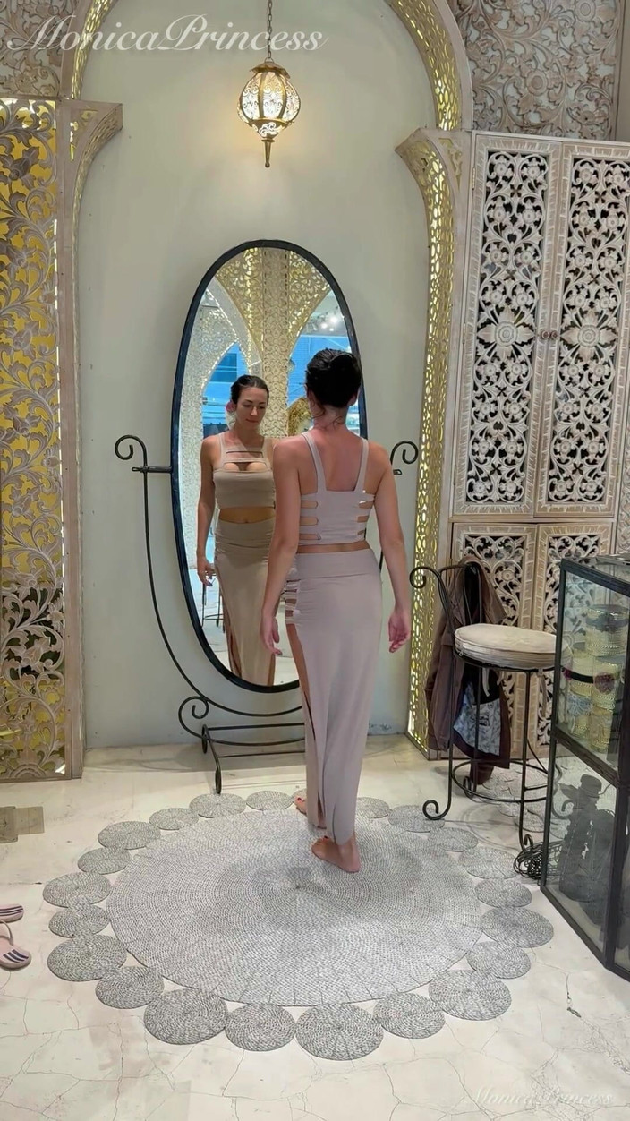 Princess Monica: Costume balineze sexy încearcă în Boutique