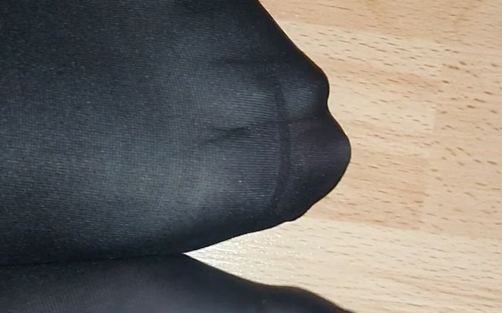 Hanuman feets: 穿着尼龙袜互相摩擦脚，也以不寻常的方式摩擦脚