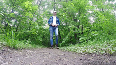 Love 2 Piss: 完全自然 - Ingrid正在撒尿并用树叶擦拭自己，几次撒尿尝试