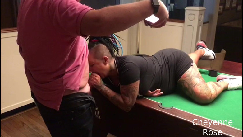 Cheyenne Rose 80: Baise sur une table de billard et facial