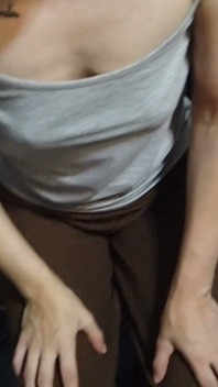 Schneller Blowjob im Badezimmer meines Elternhauses, wir wären fast erwischt worden
