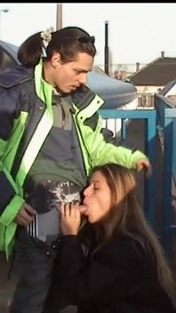 Красивую молодую женщину с идеальным телом трахают на улице